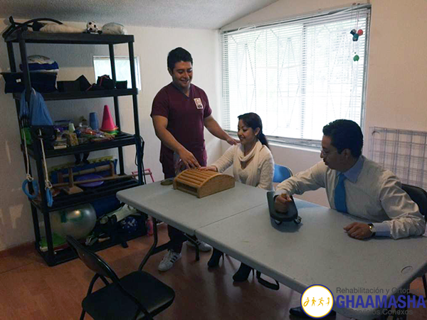 Médico rehabilitador evaluando a un paciente para diseñar un plan de rehabilitación personalizado