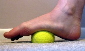 Fisioterapeuta realizando evaluación de sensibilidad en pie diabético