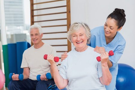 Adulto mayor realizando ejercicios de fisioterapia para mejorar equilibrio