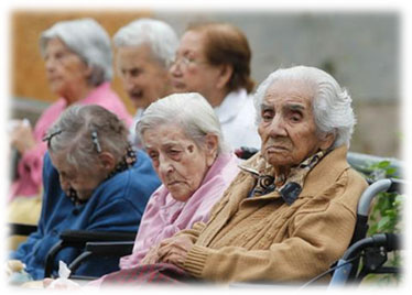 Adulto Mayor que necesita rehabilitación geriatrica para mejorar su movilidad